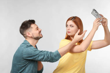 人乞求他的妻子給金錢, 反對輕的背景