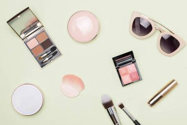 色彩背景下的裝飾性化妝品產品集