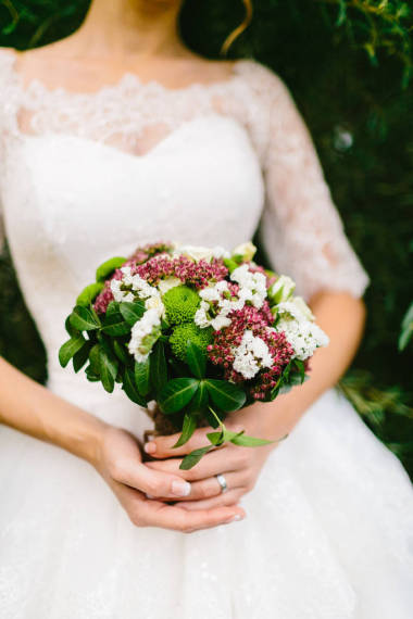 新娘手捧着一束白色的乡村婚礼花束。艺术品.特写