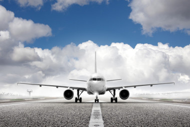 在機(jī)場(chǎng)的飛機(jī)起飛