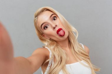 一個滑稽的女孩的肖像采取自拍