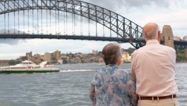 老夫妇在多云的午后欣赏悉尼海港大桥景