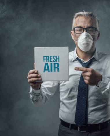 商人戴口罩和持牌