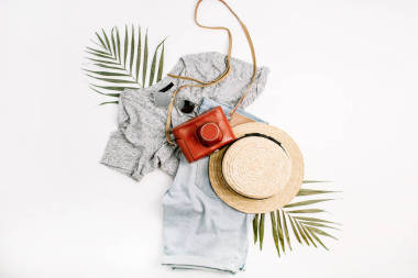 妇女时尚旅行 flatlay。复古相机, 稻草, 短裤, 太阳镜和热带棕榈叶。顶部视图, 平躺