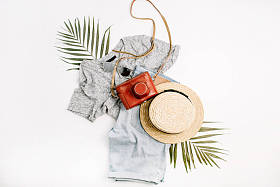 妇女时尚旅行 flatlay。复古相机, 稻草, 短裤, 太阳镜和热带棕榈叶。顶部视图, 平躺