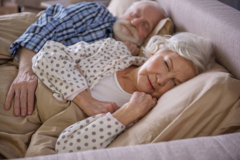 冷静的老人拥抱成熟的女人 冷静的老人拥抱成熟的女人