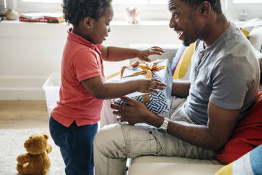 父親驚奇地對兒子以禮物