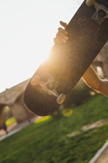 在陽光下的匿名滑板手板