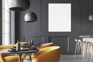 黑色阁楼咖啡厅内设有酒吧、海报