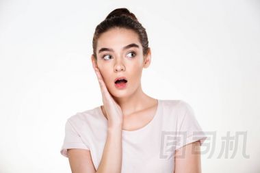 漂亮的女人, 棕色的頭發(fā)在包子觸摸她的臉表達