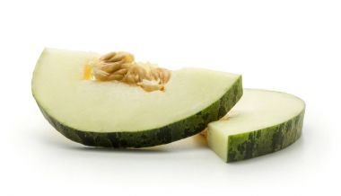 兩個(gè)減半的瓜 Piel de Sapo 圓切片 (圣誕老人圣誕節(jié)品種) 在白色背景下與種子隔絕