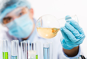 在实验室工作的科学家