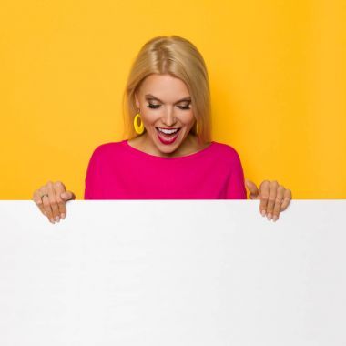 興奮的金發(fā)女郎拿著標語牌, 往下看, 大喊