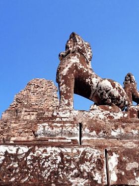 暹粒塔 Keo 寺废墟中的狮子雕像