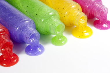 浴在白色背景上设置多彩剥皮瓶特写