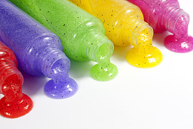 浴在白色背景上设置多彩剥皮瓶特写