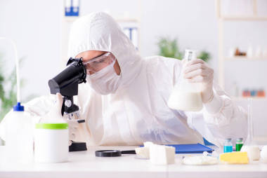 食品科學家在實驗室里測試新東西