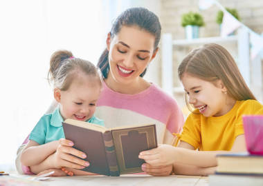 媽媽和孩子們讀一本書圖片