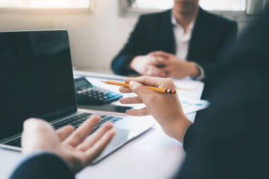 与投资团队会面的商家