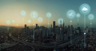 全景鳥瞰在城市景觀天際線與智能服務(wù)和圖標(biāo), 互聯(lián)網(wǎng)的東西, 網(wǎng)絡(luò)和增強(qiáng)現(xiàn)實的概念, 清晨日出的場景 