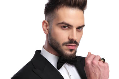 穿著燕尾服和領結的英俊男子戴著大戒指