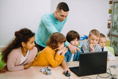 小孩子在編程課上和老師一起工作
