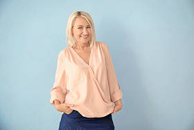 彩色背景下的微笑成熟女性肖像