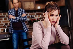 家庭厨房中争论夫妇的选择性焦点关系困难概念