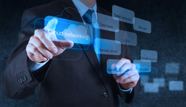 在云計(jì)算圖上指向的商人手圖片