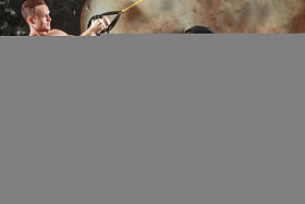 运动对年轻的夫妇在健身房锻