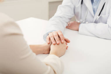 病人和醫(yī)生手特寫