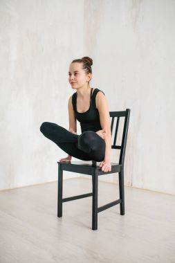 年輕漂亮的女人，練瑜伽和體操。健康概念。在單一的體育班