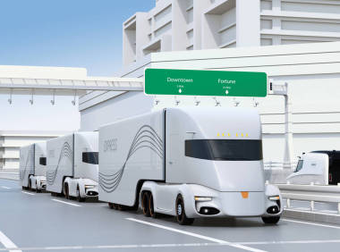 一隊自駕電動半卡車在高速公路上行駛。3d 渲染圖像