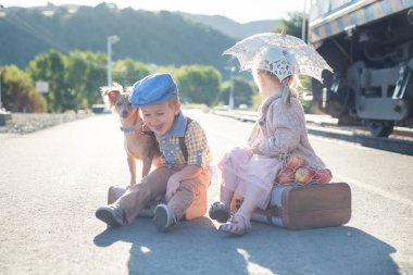 在老式火車站等待圖片
