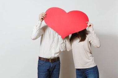 情侣相爱。男人, 女人背后的大红心被孤立的白色背景。为广告复制空间。文本的位置。情人节国际妇女节生日假期概念
