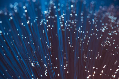 暗纹理背景下发光光纤的闭合图片