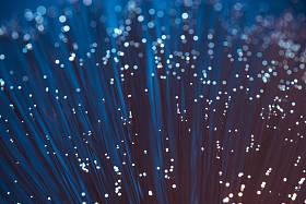 暗纹理背景下发光光纤的闭合图片