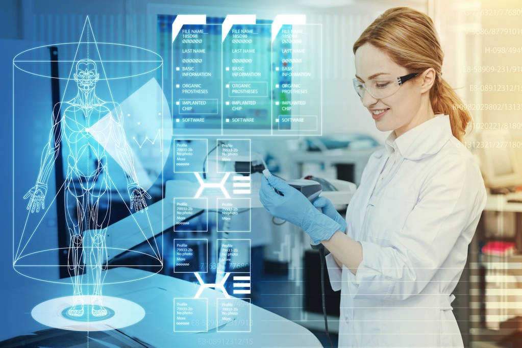 在工作中使用现代技术时, 聪明的医生微笑