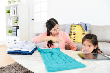 美丽的年轻女士责怪女性小孩照片