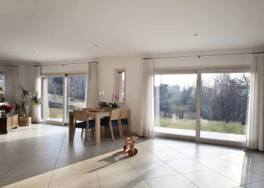 現(xiàn)代陽光明媚的室內(nèi)休憩空間與花園外 