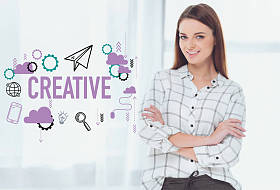 有吸引力的女商人站在交叉的武器, 看着相机, 创意图标