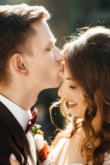 美麗的新娘和新郎在婚禮當(dāng)天 