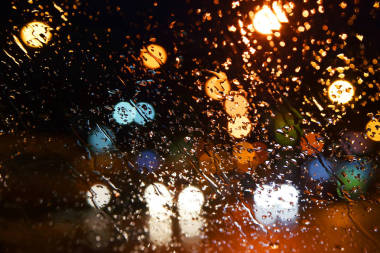 雨点落在窗户上。散夜城.图片