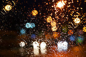 雨点落在窗户上。散夜城.图片