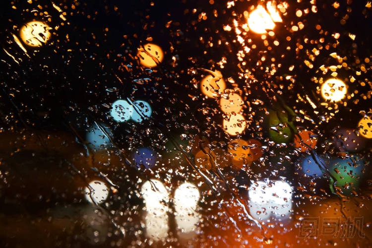 雨點落在窗戶上。散夜城.圖片