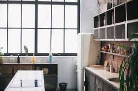 现代厨房内政部与餐具和厨房用具