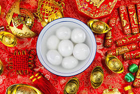 中国元宵节食品、红包和金图片