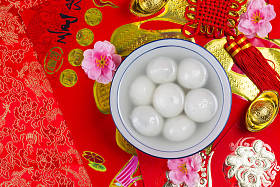 中国元宵节食品、红包和金照片