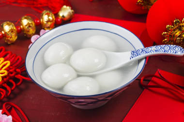 中國(guó)元宵節(jié)食品、紅包和金圖片