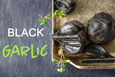 桌上有黑大蒜 (蒜蔥) 托盤